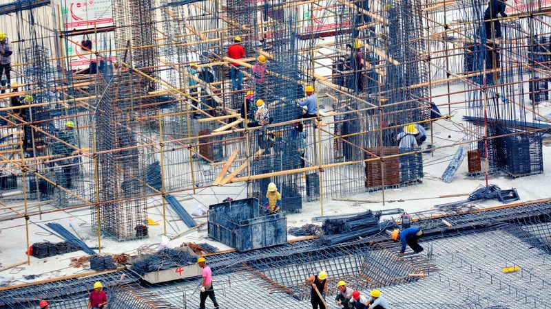 吊装作业安全，规程先行：建筑总包吊装作业安全规程解析**