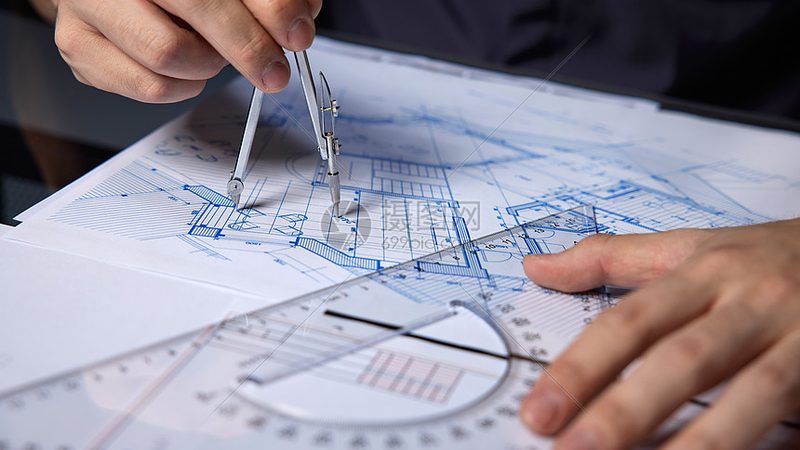 小规模建筑施工总承包公司如何选择？关键因素解析**